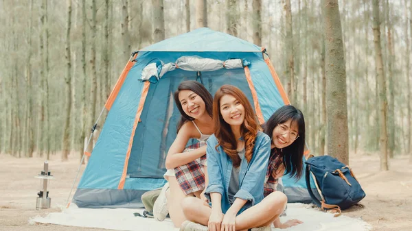 Grupa Młodych Przyjaciół Obozowiczów Azjatyckich Kemping Pobliżu Relaks Cieszyć Się — Zdjęcie stockowe