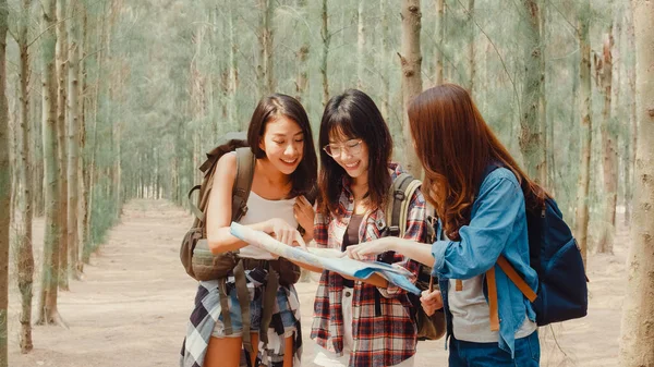 Azjatki Wędrujące Lesie Młody Szczęśliwy Plecak Dziewczyny Spaceru Cieszyć Się — Zdjęcie stockowe