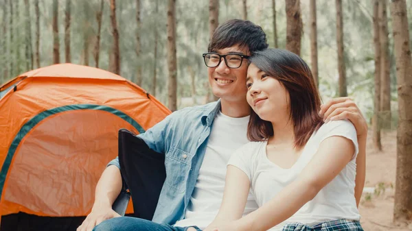 Les Jeunes Campeurs Asiatiques Couple Assis Dans Des Chaises Par — Photo