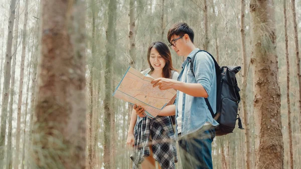 Randonneur Asiatique Couple Trekking Forêt Jeune Sac Dos Heureux Mâle — Photo