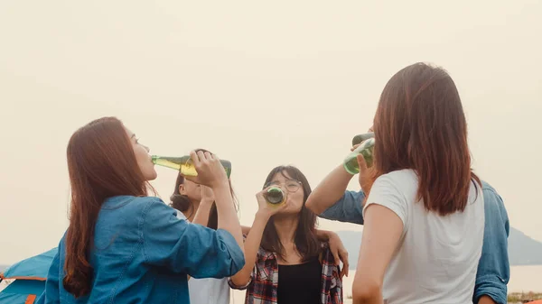 Grupo Ásia Melhores Amigos Adolescentes Saudação Brinde Brinde Cerveja Garrafa — Fotografia de Stock