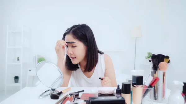 Skjønnhetsblogger Presenterer Skjønnhetskosmetikk Foran Kamera Opptak Video Gledelig Vakker Asiatisk – stockfoto