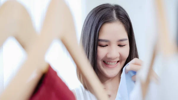 Vakker Ung Asiatisk Kvinne Som Velger Moteklær Hjemme Eller Butikken – stockfoto