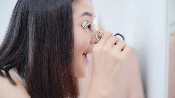 Kaunis Aasialainen Nainen Joka Käyttää Silmäripsien Kihartimen Meikkiä Etupeilissä Onnellinen — kuvapankkivalokuva