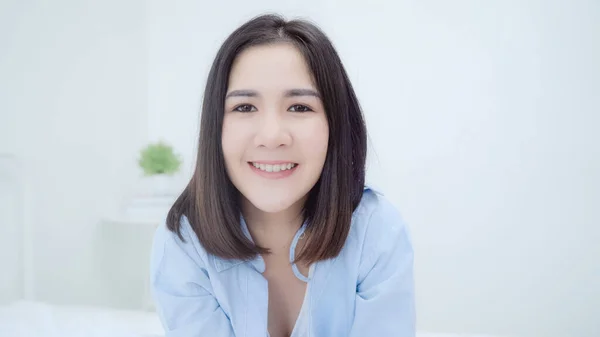 Muotokuva Aasian Kiinalainen Nainen Tuntee Onnellinen Hymyillen Huoneessa Kotona Japanilainen — kuvapankkivalokuva