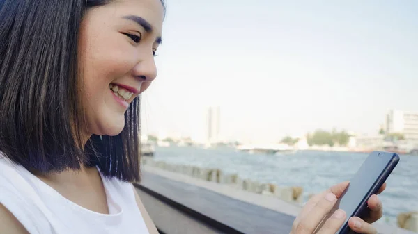 Turisti Aasian Naiset Käyttävät Matkapuhelinta Ulkona Kahvilassa Nuori Japanilainen Aasialainen — kuvapankkivalokuva