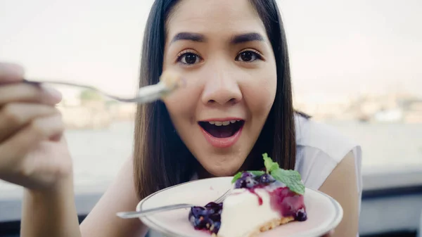 Blogger Asiático Amigável Mulher Influenciador Comer Bolo Café Jovem Senhora — Fotografia de Stock