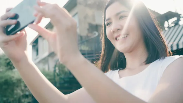 Nuori Aasialainen Nainen Bloggaaja Turisti Käyttää Älypuhelinta Ottaa Valokuvan Edessä — kuvapankkivalokuva