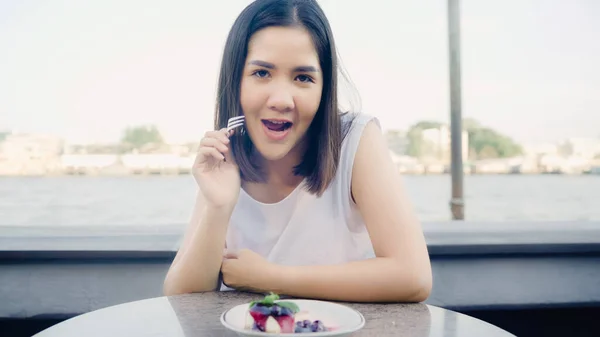 Blogger Ázsiai Barátságos Befolyásoló Eszik Tortát Kávézóban Ifjú Hölgy Boldog — Stock Fotó