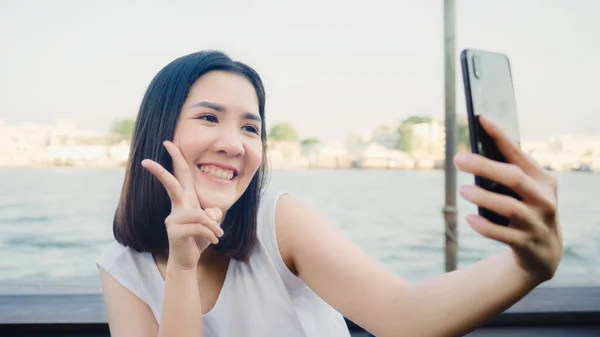Voyageur Asiatique Blogueuse Femme Cliquant Selfie Utilisant Mobile Café Belle — Photo
