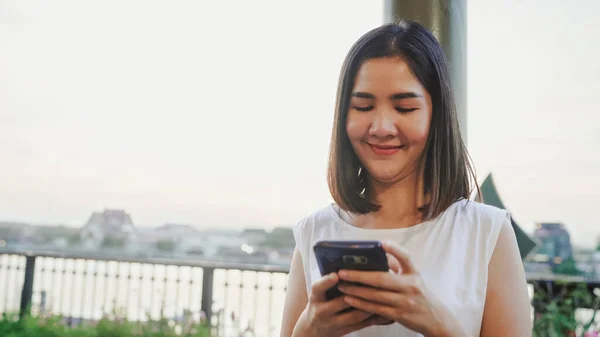 Onnellinen Nuori Aasialainen Nainen Bloggaaja Turisti Rento Tyyli Pidä Älypuhelin — kuvapankkivalokuva