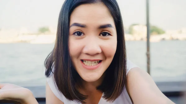 Blogger Ázsiai Barátságos Befolyásoló Nézi Kamera Kávézóban Ifjú Hölgy Boldog — Stock Fotó