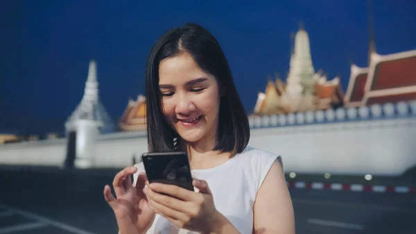 Backpacker Aasian Nainen Matkustaa Bangkokissa Thaimaassa Nuori Aasialainen Turisti Tyttö — kuvapankkivalokuva