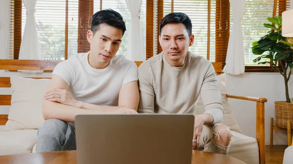 Feliz Joven Asiática Pareja Gay Sentarse Sofá Uso Portátil Facetime —  Fotos de Stock