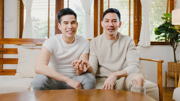 Onnellinen Nuori Aasialainen Homo Pari Istuu Sohvalla Käyttää Älypuhelinta Facetime — kuvapankkivalokuva