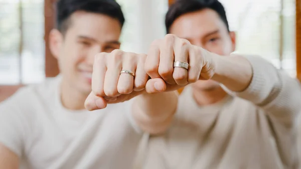 Retrato Joven Asia Pareja Gay Sintiéndose Feliz Mostrando Anillo Casa —  Fotos de Stock