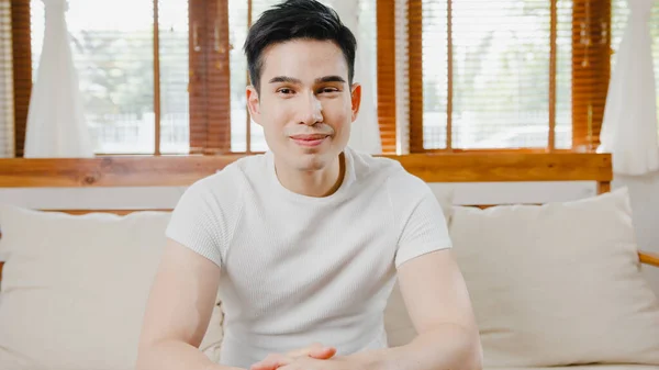 Feliz Jovem Freelance Asiático Homem Olhando Para Câmera Sorrindo Alegre — Fotografia de Stock