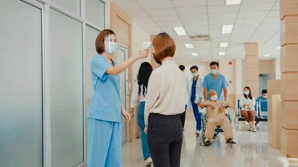 Médico Asiático Caminhar Através Corredor Hospital Com Pessoal Auxiliar Empurrar — Fotografia de Stock