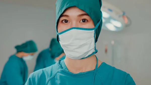 Jovem Enfermeira Asiática Olhando Para Câmera Sorrindo Após Realização Cirurgia — Fotografia de Stock