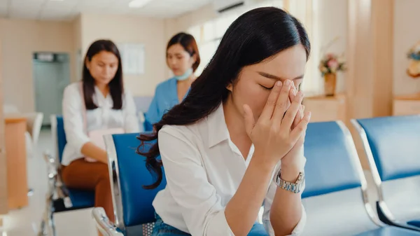 대기실에 아시아인 소녀는 개념에서 아버지 병상에 병실에서 스트레스에 절망적 슬픔을 — 스톡 사진