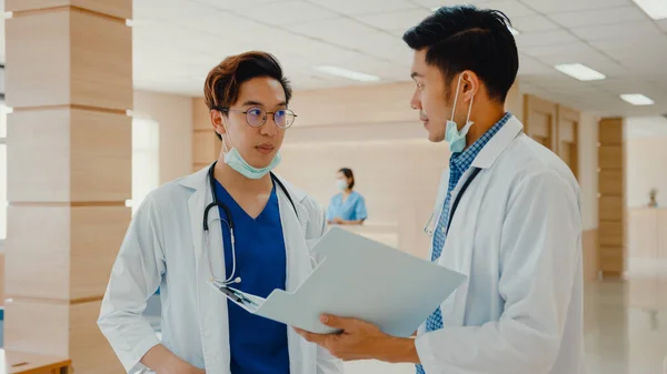 Médicos Asiáticos Conversam Discutem Sobre Caso Paciente Hospital Ásia Homens — Fotografia de Stock
