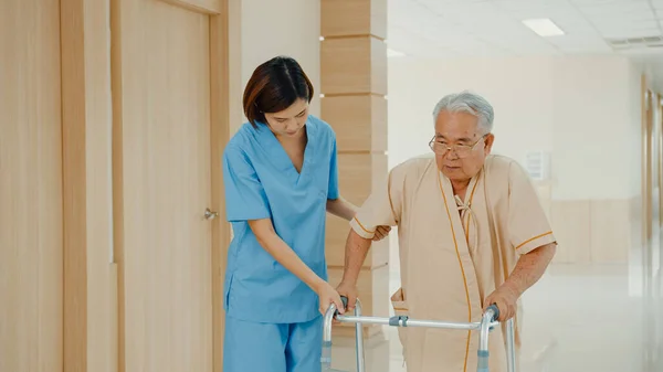 Молодая Азиатка Медсестра Помощь Сиделка Поощрять Заботиться Старший Пациент Объяснить — стоковое фото