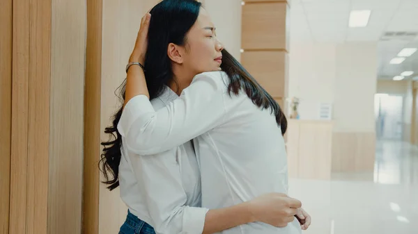 Jeune Femme Asiatique Embrassant Mère Pleurant Après Avoir Reçu Mauvaises — Photo