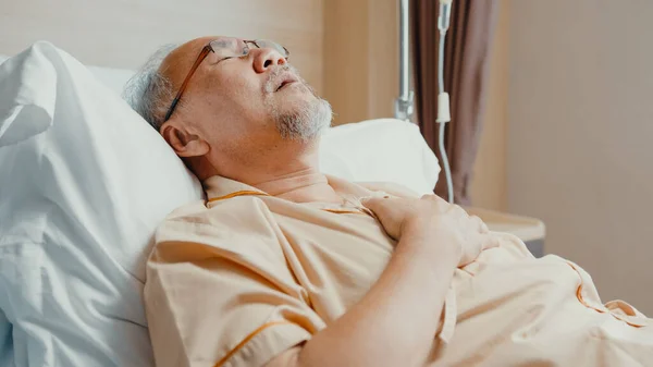 Sørgelig Asia Mannen Får Hjerteinfarkt Sykehussengen Trykker Nødknappen Syk Aldrende – stockfoto