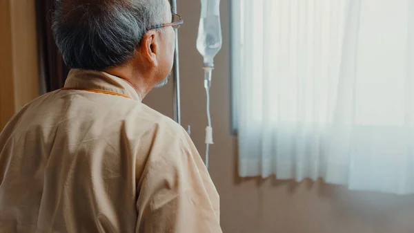 Little Girl Asian Granddaughter Visiting Hug Sick Senior Grandfather Hospitalized — Stock Photo, Image