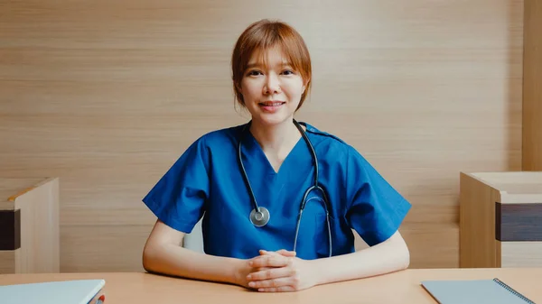 Jovem Ásia Doutora Uniforme Médico Branco Com Estetoscópio Usando Computador — Fotografia de Stock