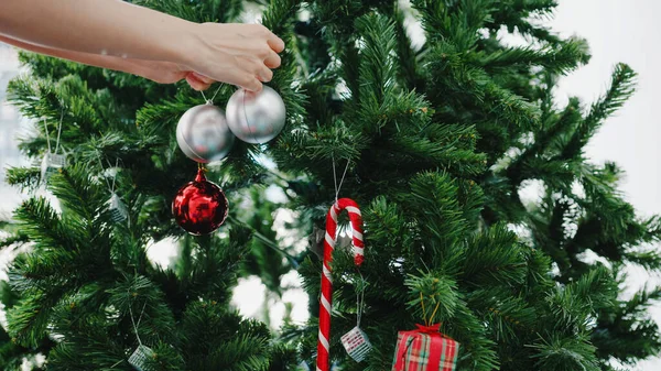 Azjatka Ozdobiona Ornamentem Choince Boże Narodzenie Nowy Rok Festiwalu Domu — Zdjęcie stockowe