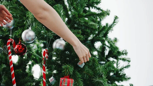 Ασιάτισσα Στολισμένη Στολίδι Στο Χριστουγεννιάτικο Δέντρο Χριστούγεννα Και Την Πρωτοχρονιά — Φωτογραφία Αρχείου
