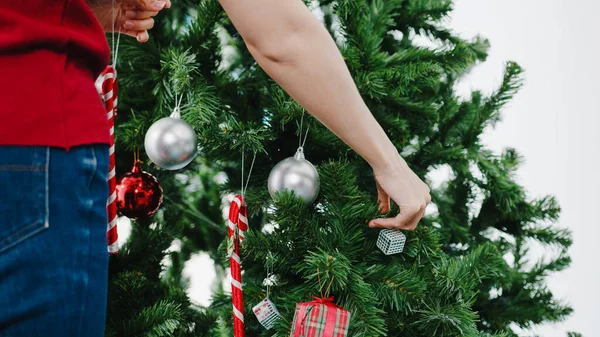 Mujer Asiática Decorada Con Adornos Árbol Navidad Festival Navidad Año —  Fotos de Stock