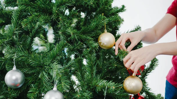 Aziatische Vrouw Versierd Met Ornament Kerstboom Met Kerstmis Nieuwjaar Festival — Stockfoto