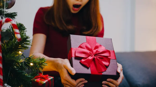 Young Asia Female Having Fun Opening Mas Present Box Christmas — Stock Photo, Image