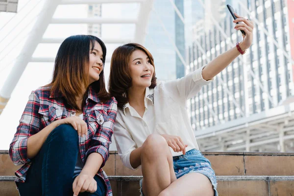 Atrakcyjne Piękne Azjatyckich Przyjaciół Kobiet Pomocą Smartfona Szczęśliwe Młode Azji — Zdjęcie stockowe