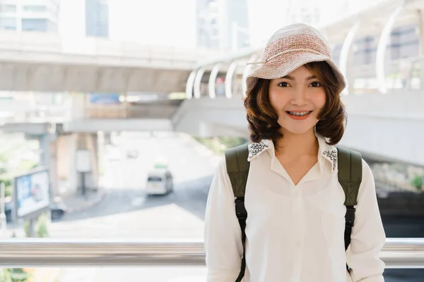 Jovem Atraente Sorrindo Mulher Asiática Livre Retrato Cidade Série Pessoas — Fotografia de Stock