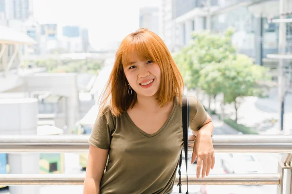 Jovem Atraente Sorrindo Mulher Asiática Livre Retrato Cidade Série Pessoas — Fotografia de Stock