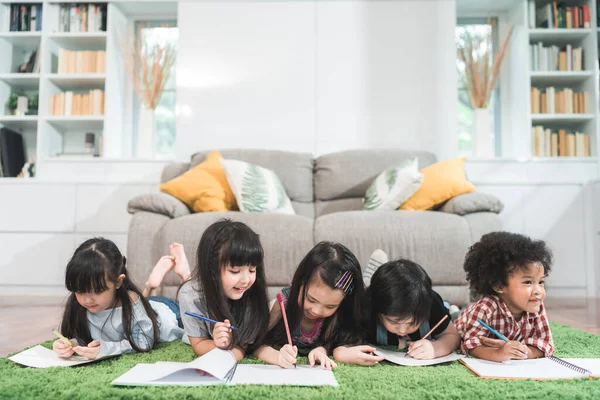 Gruppo Bambini Che Disegnano Classe Multi Etnico Giovani Ragazzi Ragazze — Foto Stock