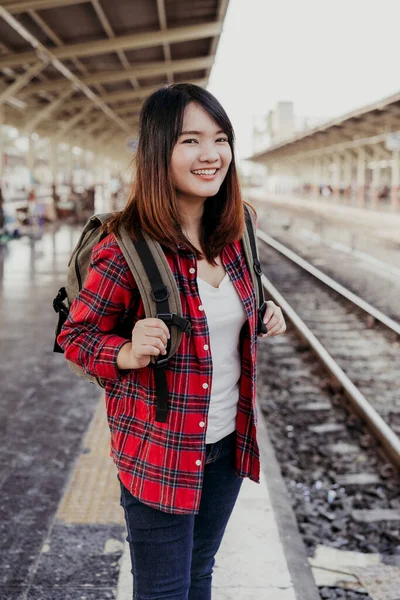 年轻的亚洲女子背包旅行者独自行走在火车站平台上背包 亚洲妇女在火车站等候火车旅行 暑期旅游或青年旅游概念 — 图库照片