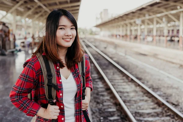 Nuori Aasialainen Nainen Reppumatkaaja Kävelee Yksin Rautatieaseman Laiturilla Reppu Mukanaan — kuvapankkivalokuva
