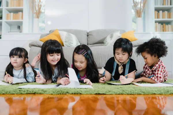 Groep Van Kinderen Tekenen Het Klaslokaal Multi Etnische Jonge Jongens — Stockfoto