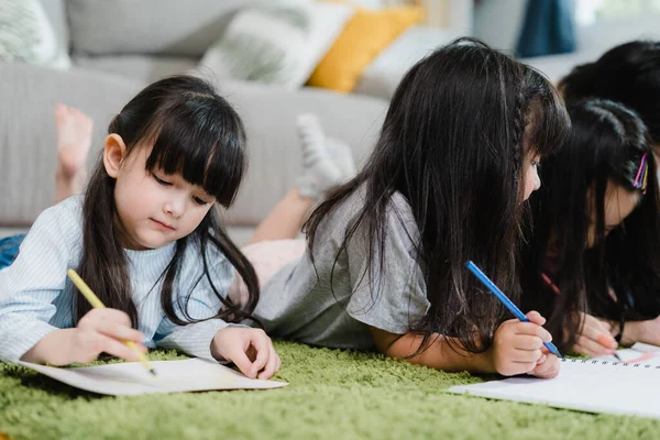 Gruppo Bambini Che Disegnano Classe Multi Etnico Giovani Ragazzi Ragazze — Foto Stock