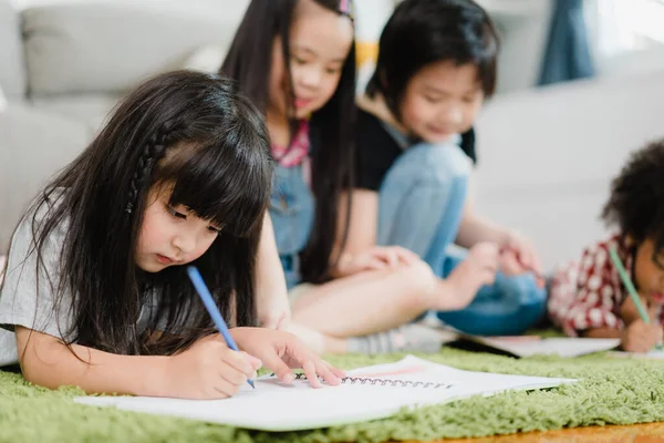 Gruppo Bambini Che Disegnano Classe Multi Etnico Giovani Ragazzi Ragazze — Foto Stock