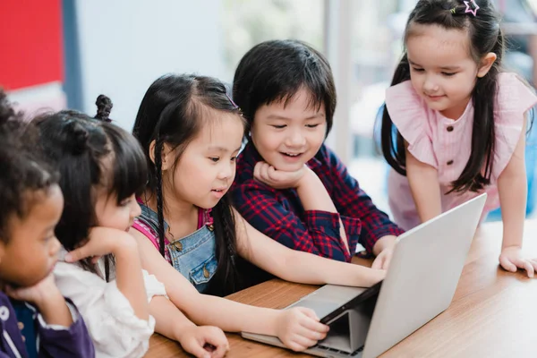 Gruppo Bambini Che Usano Laptop Classe Ragazzi Ragazze Multietnici Felici — Foto Stock