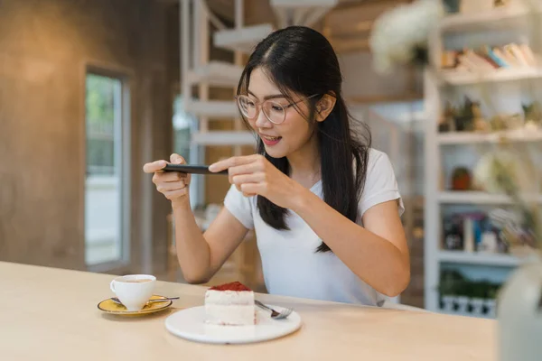 Blogger Asiático Amigável Mulheres Influenciador Comer Bolo Café Noite Menina — Fotografia de Stock