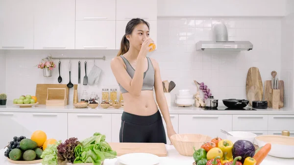 Unge Asiatiske Kvinner Som Drikker Appelsinjuice Kjøkkenet Vakre Kvinner Sportsklær – stockfoto
