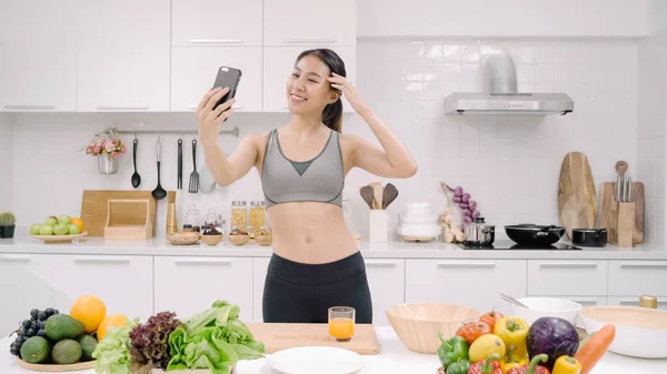 Nuori Aasialainen Bloggaaja Nainen Käyttää Älypuhelimen Selfie Itse Keittiössä Nainen — kuvapankkivalokuva