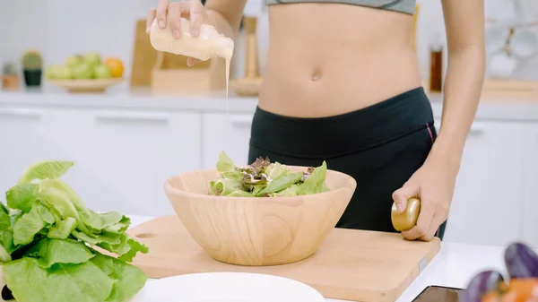 Ung Asiatisk Kvinne Som Lager Salat Til Sunn Mat Mens – stockfoto