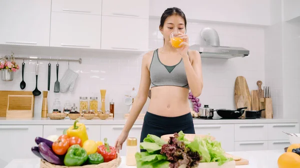 Unge Asiatiske Kvinner Som Drikker Appelsinjuice Kjøkkenet Vakre Kvinner Sportsklær – stockfoto